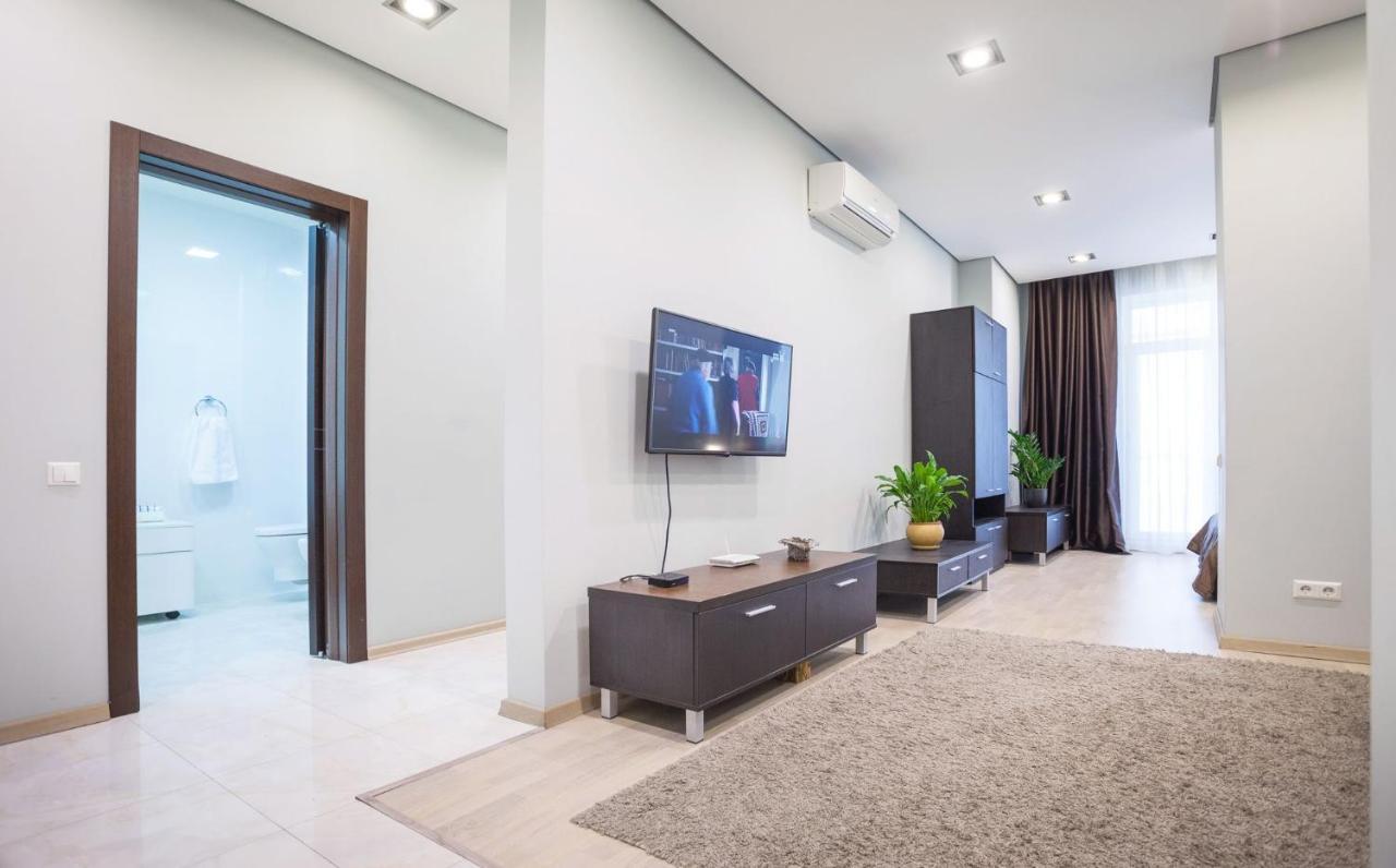 Navit Apartments With Breakfast, Near The Railway Station, The City Center And The Park Kiev Exteriör bild