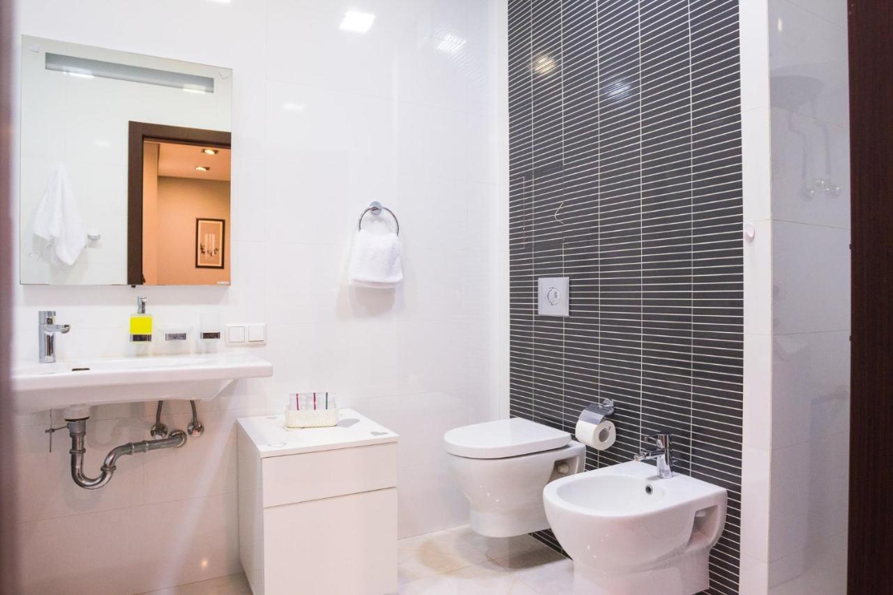 Navit Apartments With Breakfast, Near The Railway Station, The City Center And The Park Kiev Exteriör bild