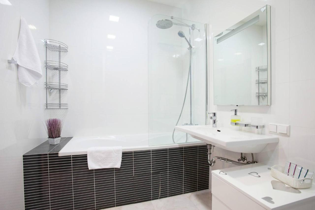 Navit Apartments With Breakfast, Near The Railway Station, The City Center And The Park Kiev Exteriör bild